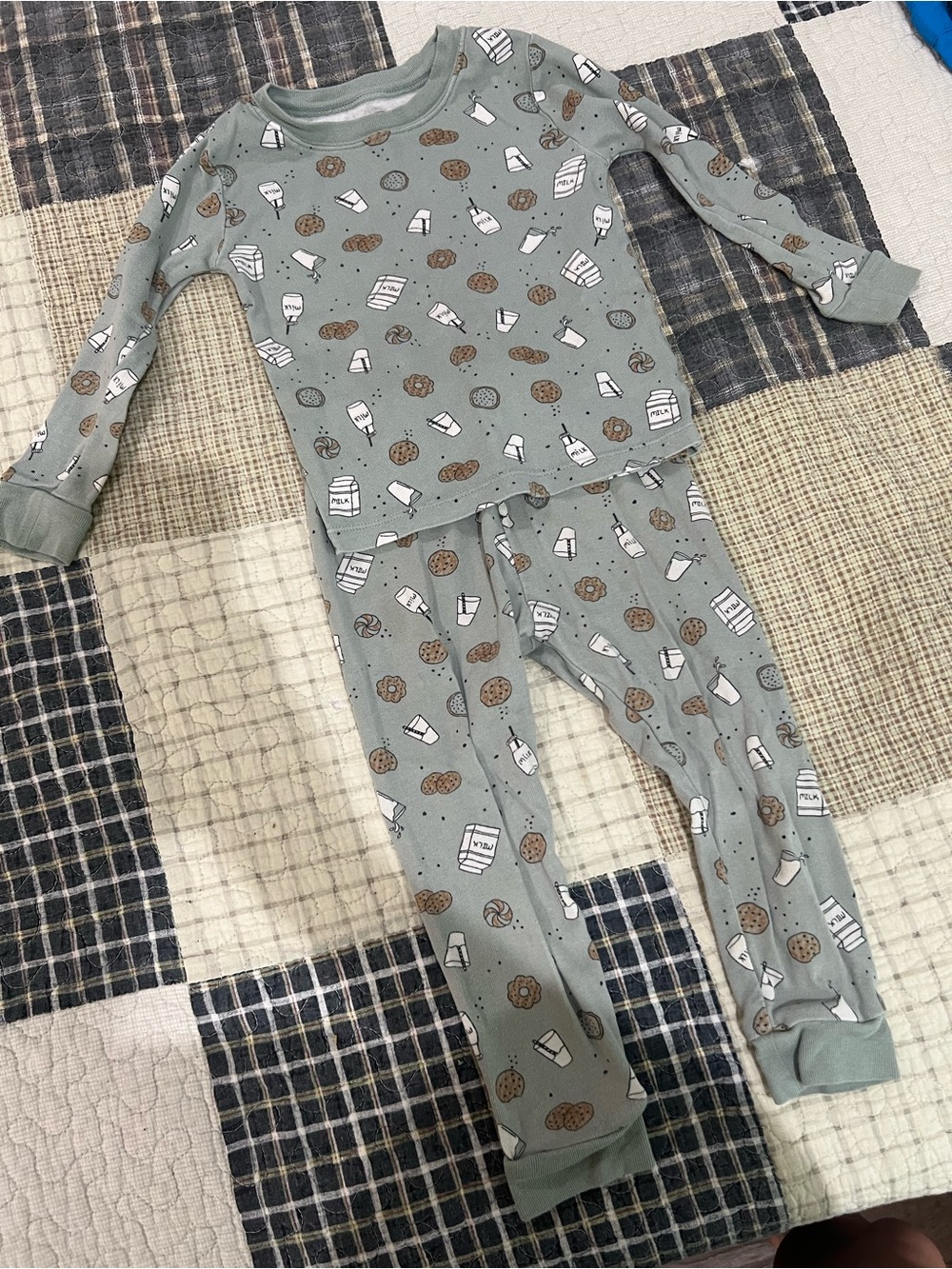 Bundle 3T Boys Tops, Joggers, Pajamas (15 items) - Picture 3 of 8